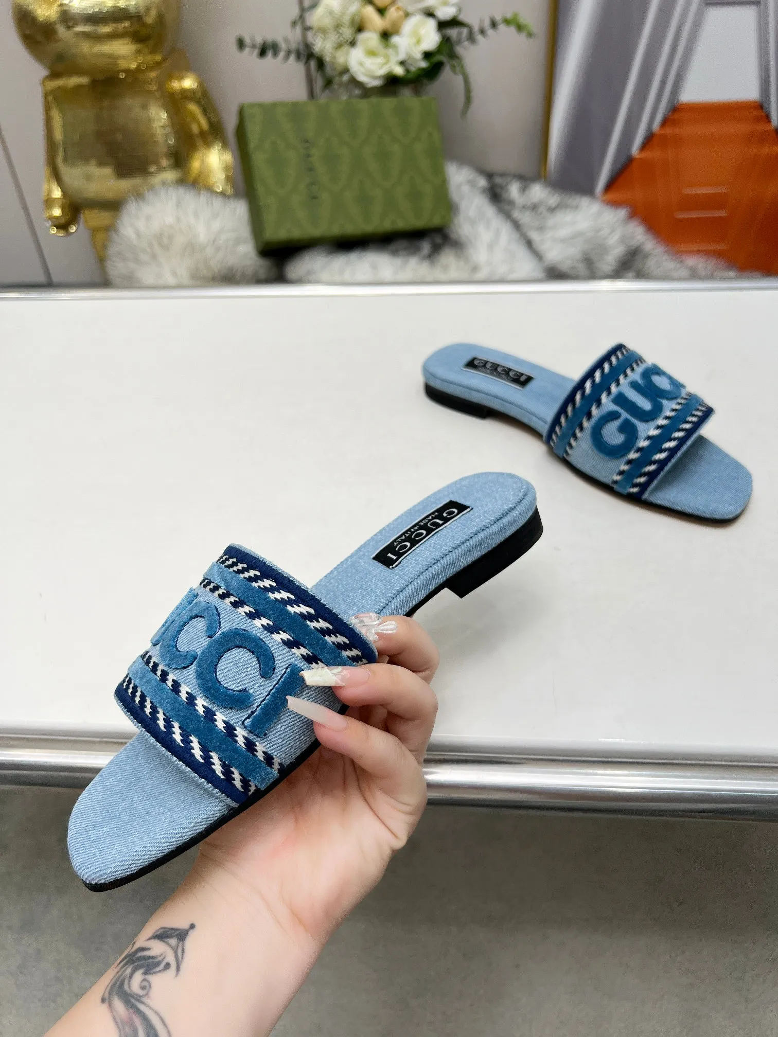 👟👟Ex-factory price 340👟👟 Genuine leather sole 200 Gucci 2024/Spring and summer new electric embroidery flat slippers hot style online —————————————— Perfect interpretation! The original development supports any comparison in the market! Carefully crafted materials! Months in the making! The pattern is extremely beautiful! Unique charm. The fabric is made from the original one-to-one ratio! Flash sale market free version! The thorn lines and three-dimensional effect are full! High-end and high-end Factory No.: 828-16 ꫛꫀꪝ Go➫ Materials: ❶ Upper: Electric embroidery environmentally friendly washed denim fabric ❷ Feet: imported sheepskin, lining sheepskin. ❸Outsole! Original Italian leather outsole ➕ Rubber outsole ........................................ ♡Size: 35-44 ♡Colour: 1cm